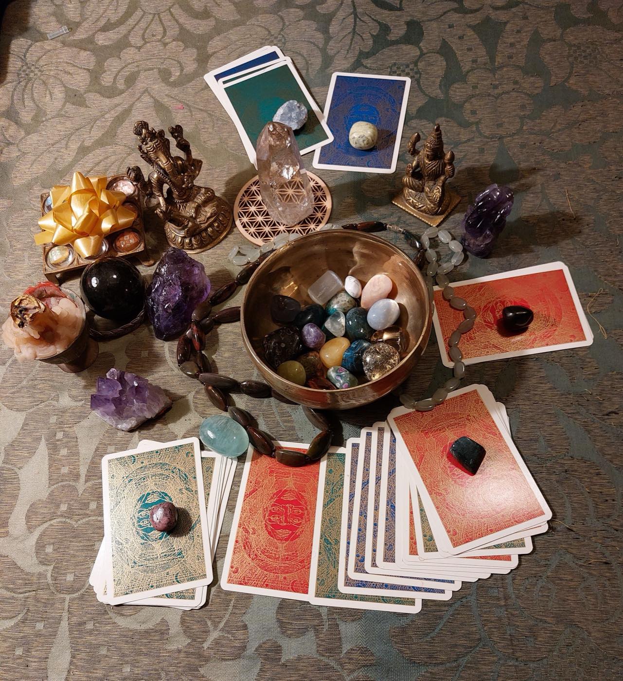 Sélection de pierres, cristaux et objets rituels de Denise